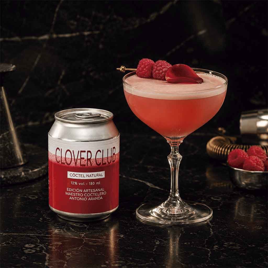 Clover club listo para tomar Clover Club preparado SmartyBar servido en copa junto a su lata