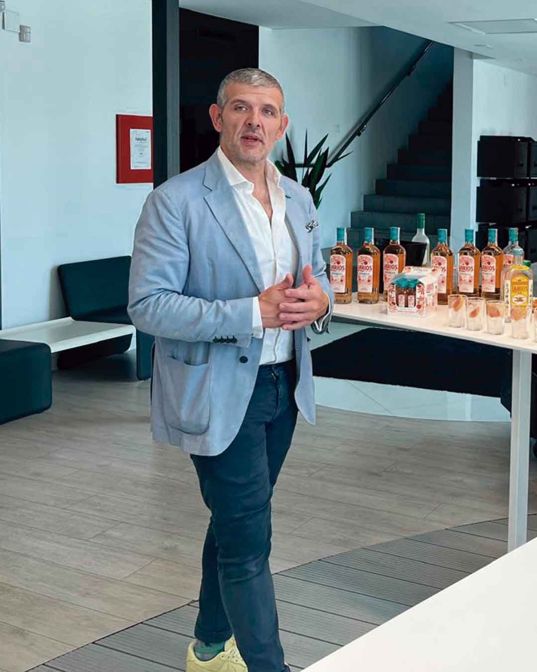Taller de coctelería corporativo Antonio Aranda dirigiendo un taller de coctelería corporativo